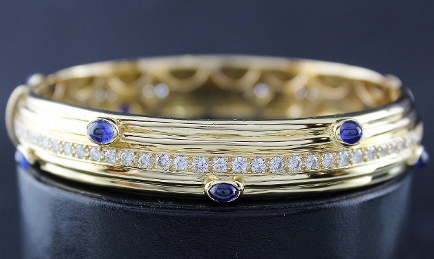 (image for) A 18K YELLOW GOLD DIAMOND & SAPPHIRE BANGLE